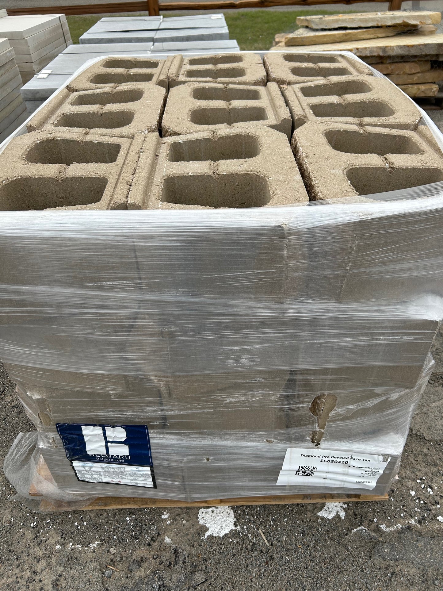 Walls Diamond Pro Block Tan Pallet